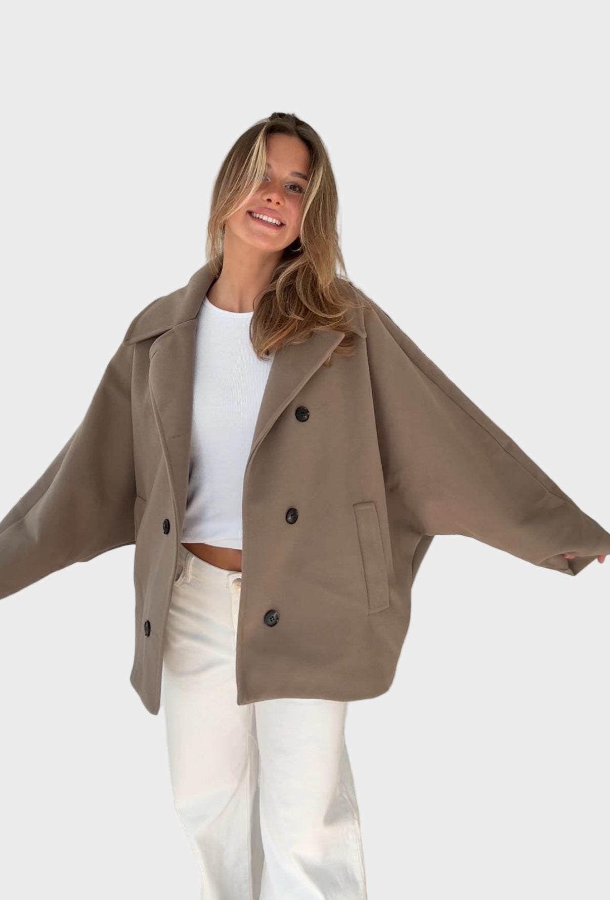 Široká bunda ve skořicové barvě