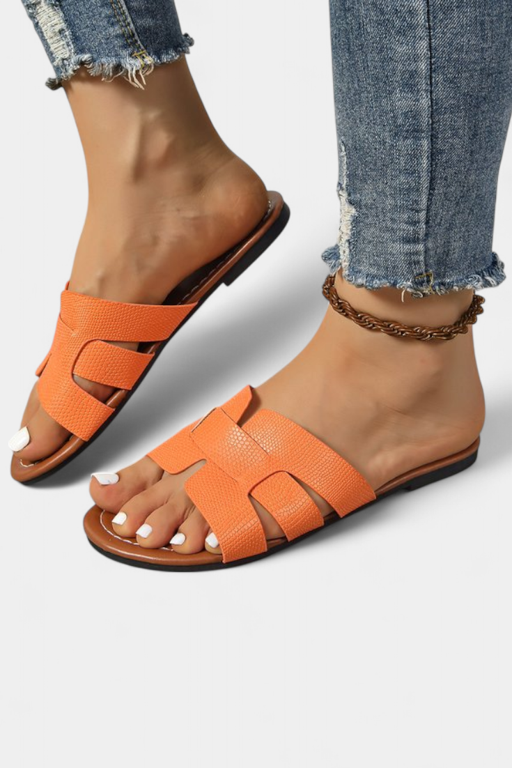 Silvia sandals with a classic design and geometric cut