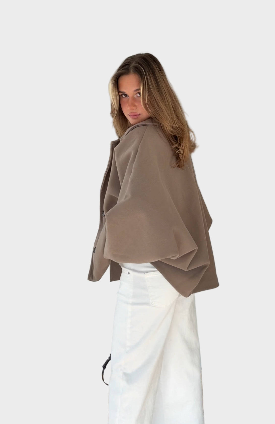 Široká bunda ve skořicové barvě