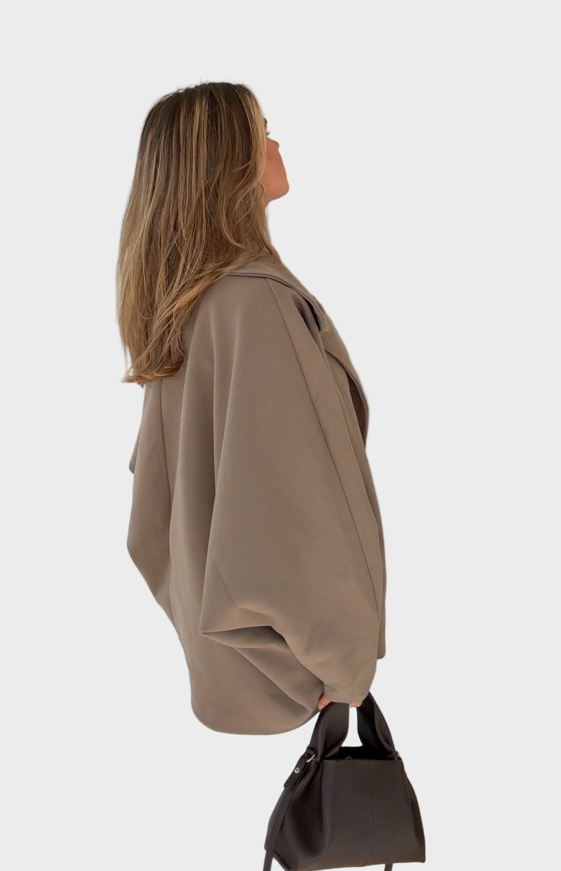 Široká bunda ve skořicové barvě