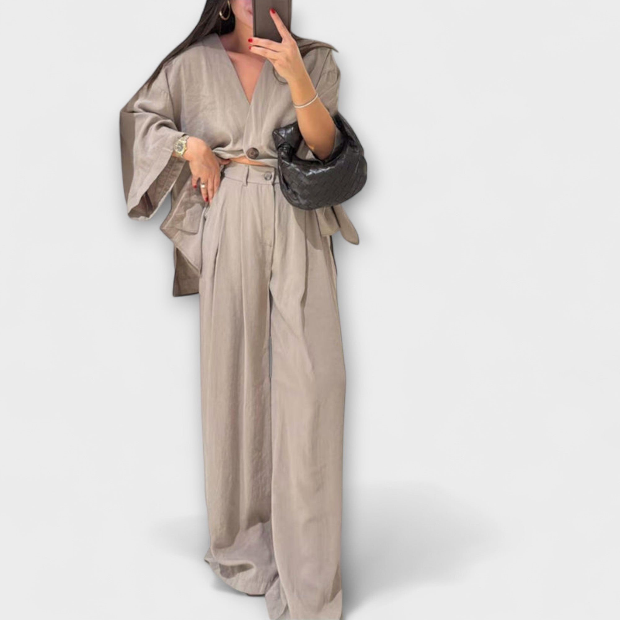 Jacqueline - Neformální top s výstřihem do V a kalhoty v jednom