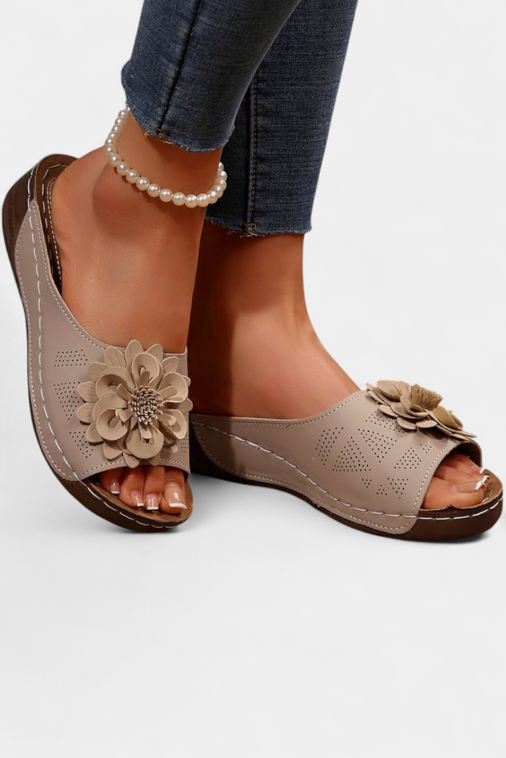 Rich orthopedic sandals with 3D flower and cushion